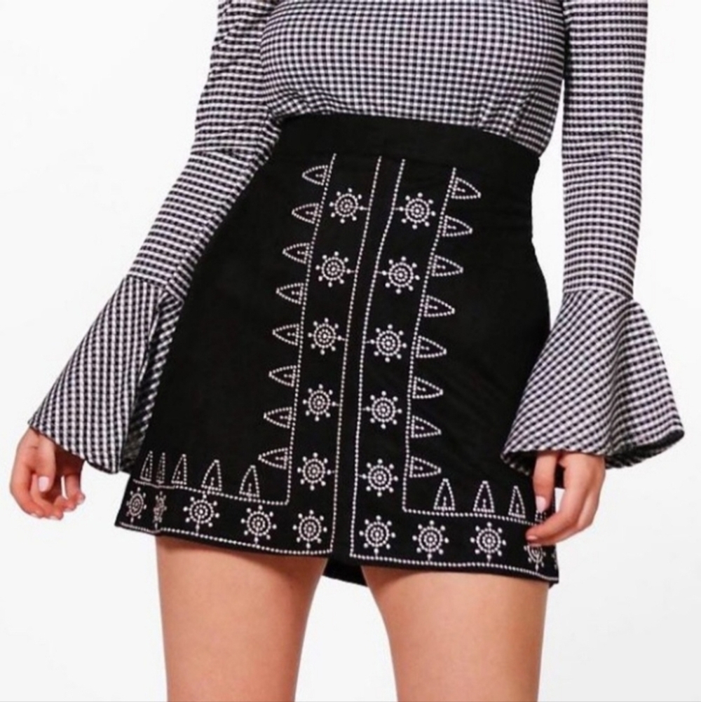 Boohoo Black Suede White Embroidered Mini Skirt Women's Size 10 Casual Summer
